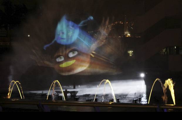 Róbinson Sáenz - Cuarenta metros de altura alcanzan los chorros de la fuente cibernética.