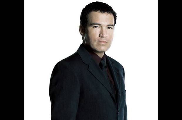 Cortes&#237;a RCN - Otra realidad que coincide con la Ficci&#243;n. En este caso la protagoniza el actor peruano Salvador del Solar, que interpreta al abogado Sergio Gaviria en la serie Correo de Inocentes. En la vida real el actor es jurista, pero la actuaci&#243;n lo sedujo.