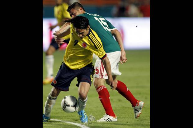 Reuters - Colombia jug&#243;, gust&#243; y adem&#225;s consigui&#243; una importante victoria de cara a la continuidad en la competici&#243;n de la fase de clasificaci&#243;n para el Mundial de Brasil 2014, mientras que M&#233;xico tendr&#225; que mejorar antes que la empiece el pr&#243;ximo junio dentro de la Concacaf.