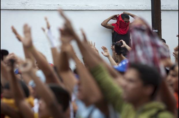 Federico Ríos Escobar - "El 'ilegítimo' cobardemente corrió a proclamarse Hoy a las 8 hagamos sonar las ollas, cacerolas, que retumbe en el país y el mundo", pidió Capriles a través de su cuenta en la red social Twitter, mientras Maduro pronunciaba su discurso ante el Consejo Nacional Electoral (CNE).