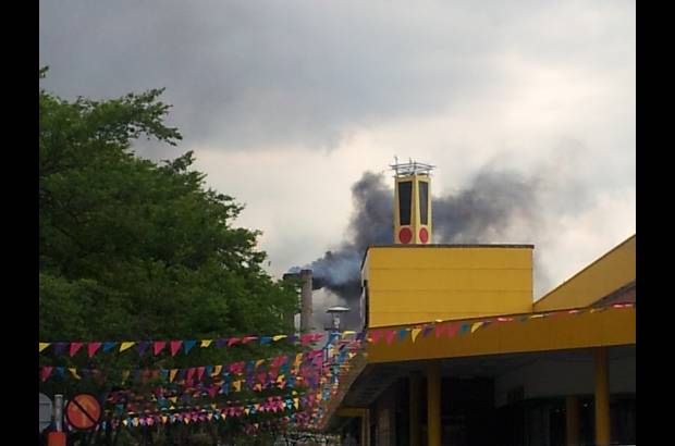 FOTO CORTES&#205;A - Desde diferentes puntos del sur del &#225;rea metropolitana se report&#243; la aparici&#243;n de una columna de humo que sal&#237;a de las instalaciones de Peldar. La empresa inform&#243; que se trata de un trabajo de mantenimiento.