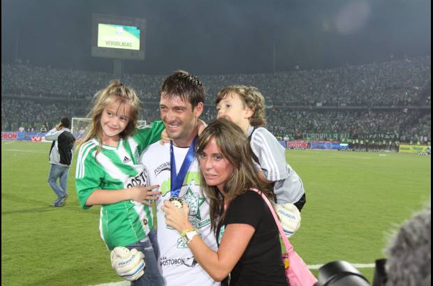 Donaldo Zuluaga - Gast&#243;n Pezzuti festej&#243; en la cancha su primer t&#237;tulo en Colombia con sus dos hijos y la esposa. Fuera del estadio tambi&#233;n celebr&#243; con sus padres.