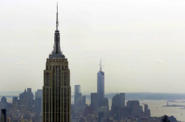 Reuters - One World Trade Center toc&#243; este viernes el cielo de Nueva York al quedar instalada la antena que lo convierte oficialmente en el techo de Am&#233;rica.