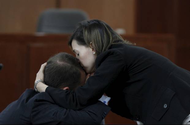 Colprensa - "Si yo me muero ya se resuelve el tema porque ya no existo y si no existo no puedo hablar con nadie. Se conjura para siempre el riesgo de obstruir a la justicia aun cuando apenas estoy empezando a defenderme", agregó.