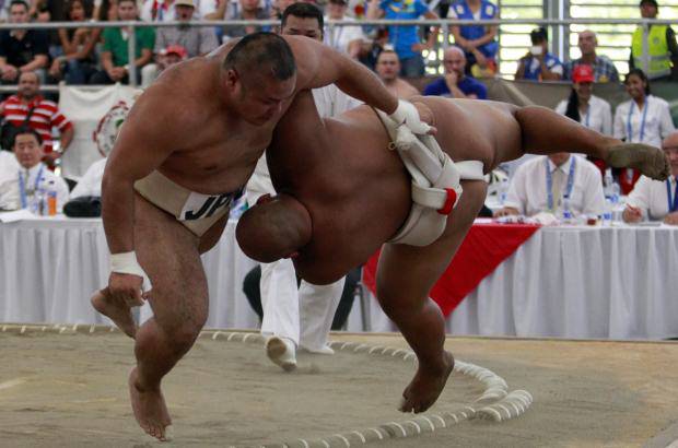 Colprensa - Los gigantes luchadores de Sumo se enfrentan en el coliseo Mariano Ramos en Cali.