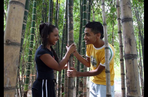 FOTO EL COLOMBIANO - El Parque de los Pies Descalzos es un lugar para el encuentro ciudadano, el sano esparcimiento y la comuni&#243;n con la naturaleza. Fue inaugurado el 7 de diciembre de 1998 y forma parte de los programas de recuperaci&#243;n arquitect&#243;nica y urban&#237;stica desarrollados por las Empresas P&#250;blicas de Medell&#237;n.