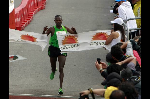 Colprensa - El keniano Geoffrey Mutai logr&#243; una clara victoria, con m&#225;s de dos minutos de ventaja respecto al et&#237;ope Deriba Merga, vencedor el a&#241;o pasado.