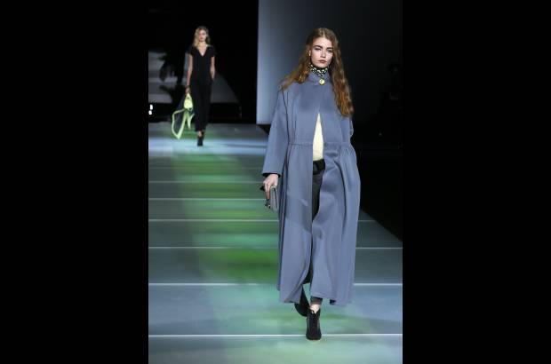 Reuters - Giorgio Armani, de 79 años, cerró la Semana de la Moda femenina de Milán. Sus diseños sorprendieron por teñir la franela de grises claros y oscuros a los que se unió el verde lima, para vestir a una mujer sencilla pero elegante. Para la noche, los vestidos largos palabra de honor o con escotes vertiginosos fueron los encargados de poner la nota de distinción en el desfile.