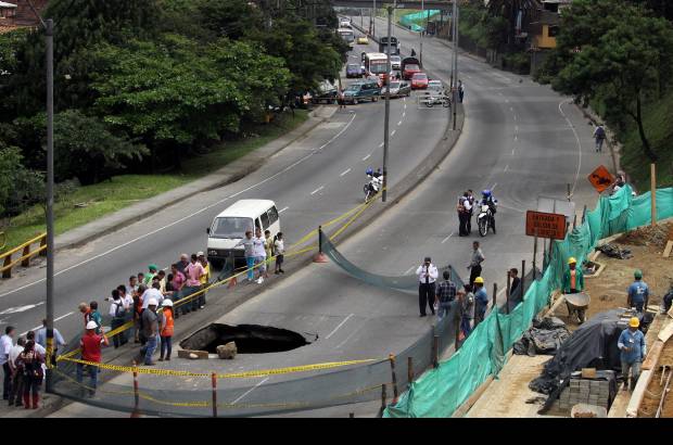 Hern&#225;n Vanegas - El incidente se registr&#243; en la carrera 64C con calle 103E, debido al socavamiento del boxcolvert (que encauza las aguas de la quebrada La Tinaja) por la pendiente que trae el agua del afluente.