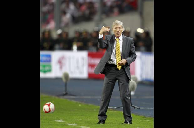 Reuters - Colombia, en el debut oficial de su entrenador, el argentino Jos&#233; Pekerman, se impuso a una selecci&#243;n peruana diezmada por muchas bajas en su l&#237;nea titular .