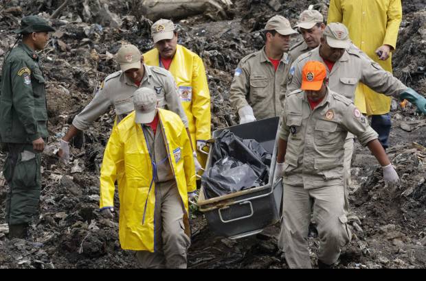 Reuters - La cifra oficial de cad&#225;veres por la temporada de lluvias fue de 827 muertos, una cantidad inaceptable para una naci&#243;n considerada potencia.