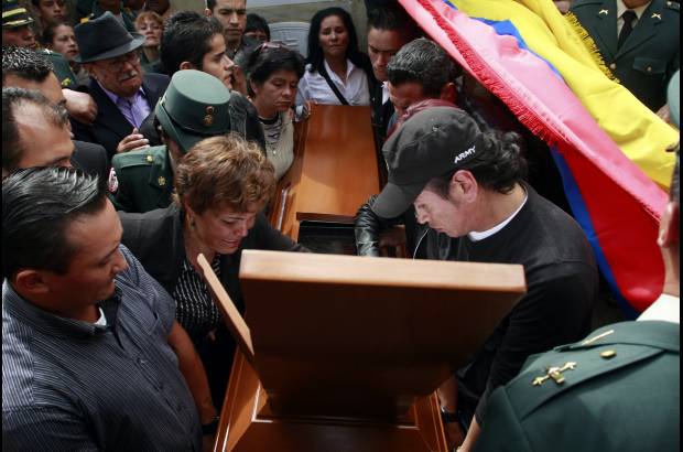 Germ&#225;n Enciso, Colprensa - El f&#233;retro uniformado, pensionado por el Ej&#233;rcito desde el pasado mes de julio, permaneci&#243; cubierto con una bandera de Colombia. Tanto en el velorio como en el funeral estuvo acompa&#241;ado por una guardia de honor.