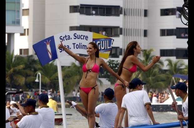 Colprensa - En este tradicional evento, las candidatas recorrieron la bahía de Cartagena, acompañadas de los cadetes de la Escuela Naval. La cita final fue en el Club Naval, donde las candidatas desfilaron en un acto de carácter benéfico para la Acción Social Naval.