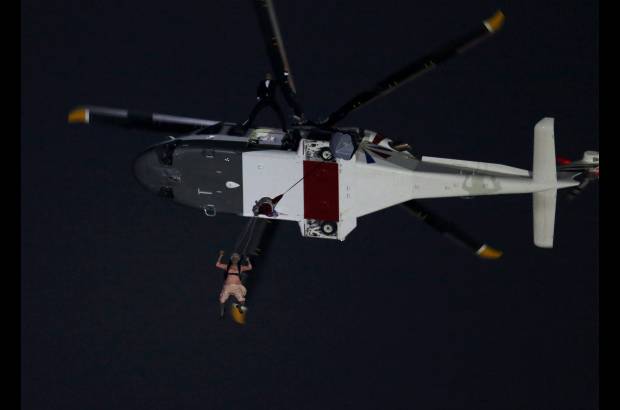 Reuters - Durante la inauguraci&#243;n un actor hizo, como si fuera la Reina Isabel, una entrada magnifica al escenario. Del helic&#243;ptero tambi&#233;n salt&#243; otro actor disfrazado de James Bond.