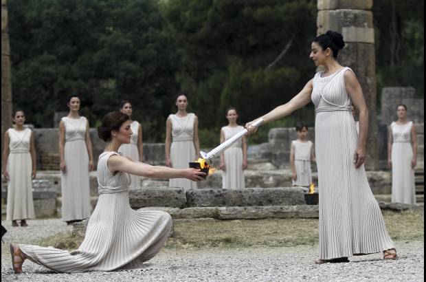 Foto Reuters - &quot;Cuando gente de nacionalidad, de color de piel y de religiones distintas llevan la antorcha ol&#237;mpica nos recuerdan que lo que une a los pueblos es mucho m&#225;s de lo que los divide&quot;, a&#241;adi&#243;.