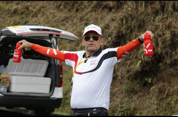 Juan Antonio S&#225;nchez, Enviado especial - Mart&#237;n Emilio Cochise Rodr&#237;guez en carretera brindando hidrataci&#243;n a su equipo Claro-Coldeportes.