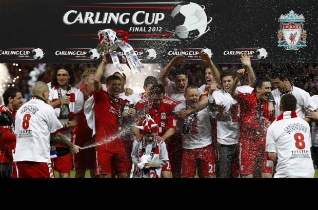 Reuters - Jugadores del Liverpool celebraron despu&#233;s de ganar la Copa de la Liga en Inglaterra, vencieron en la final al Cardiff City en el estadio de Wembley en Londres.