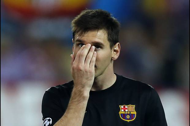 AP - La olla de presi&#243;n que era el estadio Vicente Calder&#243;n abrum&#243; al Barcelona en los primeros compases, con Lionel Messi y compa&#241;&#237;a despistados en la cancha e incapaces de repeler el aluvi&#243;n &quot;colchonero&quot;.
