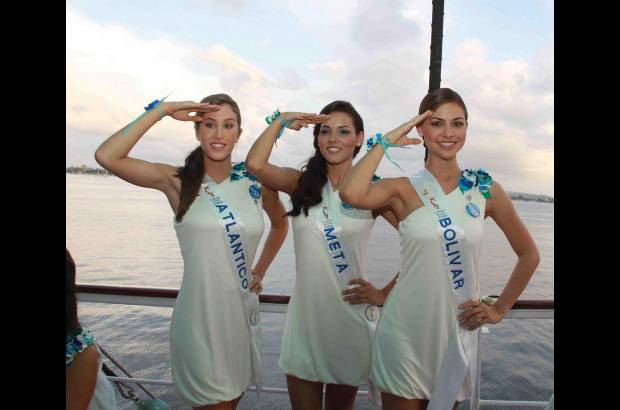 Colprensa - Como sirenas salidas del agua, las mujeres más bellas de Colombia deslumbraron a la tripulación del buque y recibieron de mano de los marinos una moneda que se entrega a las grandes personalidades