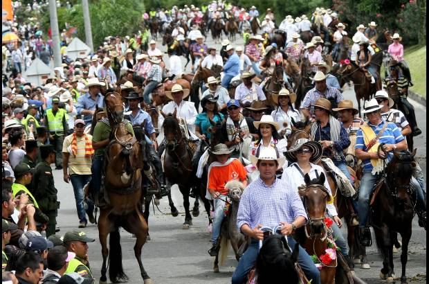 Juan Antonio S&#225;nchez - Medell&#237;n ya vive su fiesta mayor, la Feria de las Flores, que este s&#225;bado tuvo uno de sus eventos m&#225;s tradicionales. Cerca de 8 mil binomios recorrieron las calles de la ciudad en la edici&#243;n 25 del Desfile a Caballo. Vea las fotos.