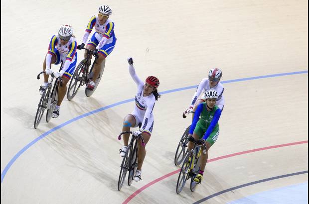 AFP - Imagen de la celebración de la ciclista colombiana Juliana Gaviria después de la prueba del keirin en los Juegos Odesur.
