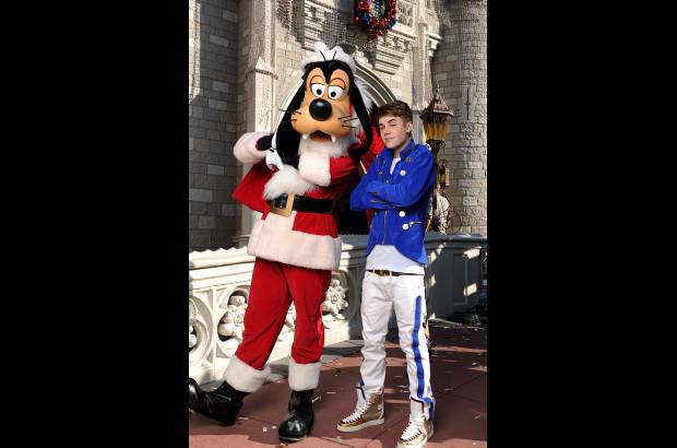 AP - Antes de su show posó con algunos de los personajes del parque, entre ellos Tribilín (Goofy).