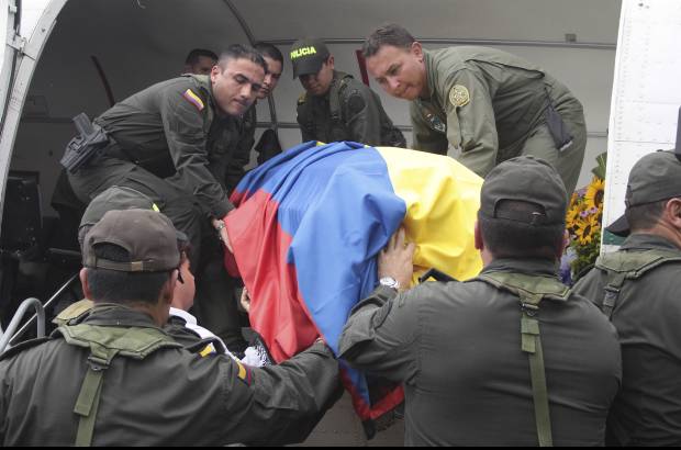 Hernán Vanegas - En el momento del ataque, el oficial se desplazaba con su conductor en una camioneta sin logos de la institución, cuando fue impactado por tres disparos, uno de ellos ingresó por el techo del auto y fue el que lo hirió de muerte en la cabeza.