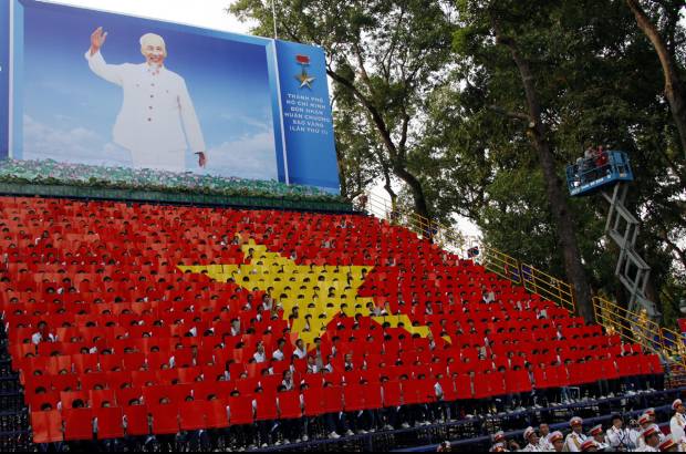 AP - Un retrato gigante de Ho Chi Minh encabez&#243; la marcha.