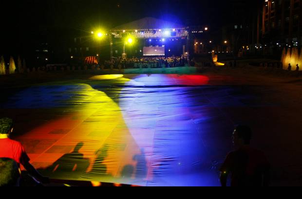 Colprensa - La Bandera de la Alegría, de 70 por 40 metros, firmada por 250.000 personas de todo el país.