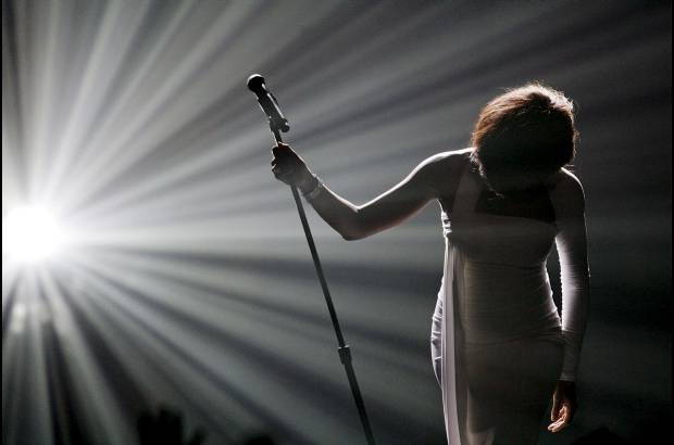 Reuters - Houston logr&#243; volver a lo m&#225;s alto en 2009, cuando de nuevo fue n&#250;mero uno en ventas en Estados Unidos con su &#250;ltimo &#225;lbum I Look to You, el primero en siete a&#241;os, periodo en el que su imagen cay&#243; en picada.