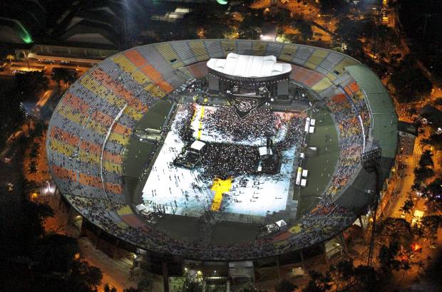 Robinson S&#225;enz - Sobrevuele junto con EL COLOMBIANO el concierto de Madonna. Las grader&#237;as se comienzan a llenar cada vez m&#225;s y a nadie le importa la lluvia, ni la espera, todos quieren ver a su artista.