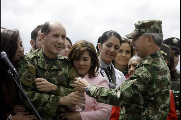 Colprensa-Andr&#233;s Torres - El general Mendieta recibi&#243; un homenaje en la Polic&#237;a, donde le celebraron su cumplea&#241;os 53.
