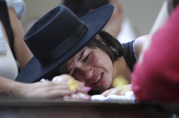 AP - Según las primera investigaciones, el incendio comenzó cuando se encendió en el escenario de la discoteca un equipo de fuegos pirotécnicos, cuyas chispas alcanzaron la espuma utilizada como aislante acústico en el techo del establecimiento.