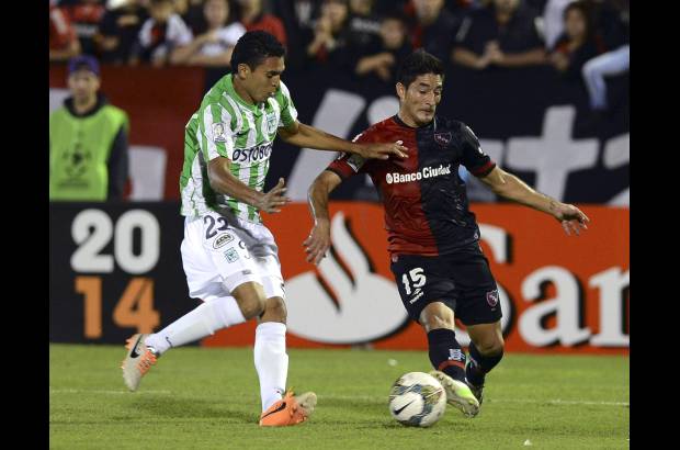 Reuters - Aunque Newell&#39;s descont&#243; con Milton Casco (en la foto con Bocanegra) y desnud&#243; algunas fallas defensivas del visitante, el equipo antioque&#241;o pudo aumentar la diferencia.