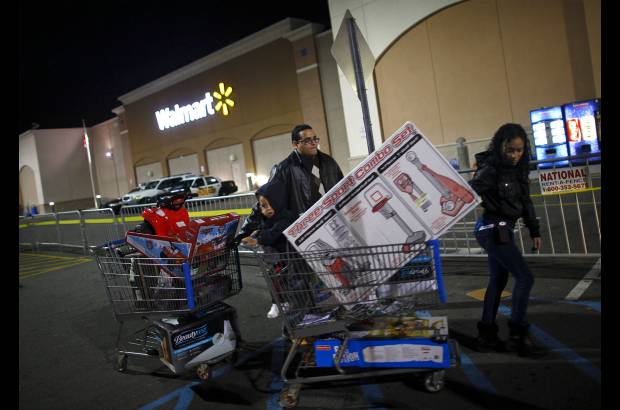 Reuters - Las tiendas de descuentos de Wal-Mart, abiertas el d&#237;a de acci&#243;n de gracias desde 1988, ofrecieron algunas ofertas de viernes negro a las 8 p.m. hora local y promociones especiales en algunos art&#237;culos electr&#243;nicos a las 10 p.m.