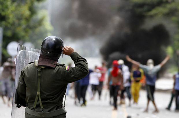 Donaldo Zuluaga - En el paro de los mineros en Caucasia los marchantes se encontraron con el escuadrón del Esmad de la Policía, donde a piedras, de un lado, y gases del otro iniciaron los disturbios.