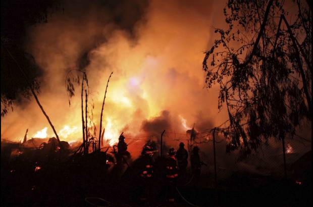 Manuel Saldarriaga - El incendio se presentó en la madrugada de este miércoles en el barrio Primavera del Municipio de Envigado. La conflagración comenzó en un deposito de maderas y las llamas alcanzaron cerca de 30 metros.