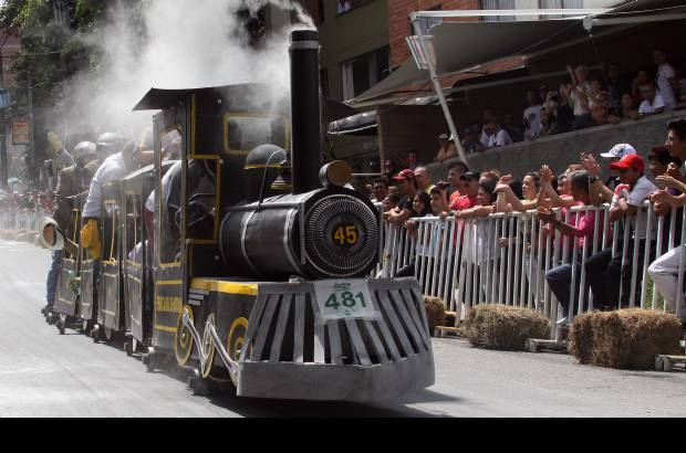 Hernán Vanegas - Un tren, que recordó las épocas del tranvía en Medellín y que fue fabricado durante cuatro semanas por Vicente Isaza, se robó las miradas y el premio mayor (ganador absoluto) en el XXII Festival de Carros de Rodillos.