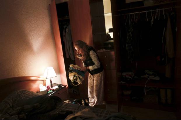 Reuters - A pesar del nuevo plazo que dio el tribunal para el desalojo, la colombiana Yeimi Pérez ya tiene gran parte de su ropa empacada en cajas.
