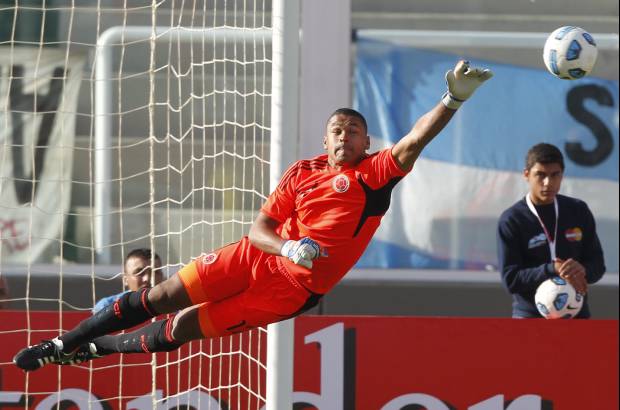 Reuters - Luis Mart&#237;nez, que reemplaz&#243; a &#250;ltima hora al lesionado titular David Ospina, contribuy&#243; con un par de errores a los goles peruanos.