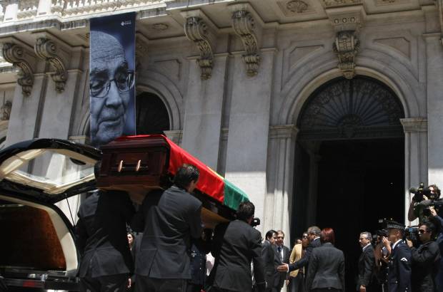 AP - La Iglesia cat&#243;lica portuguesa manifest&#243; su pesar por la muerte del escritor Jos&#233; Saramago y ensalz&#243; su obra, aunque lament&#243; las pol&#233;micas en torno a la religi&#243;n provocadas por algunos de sus libros.