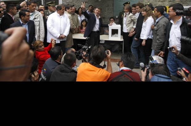 AP - Juan Manuel Santos hizo de la Seguridad Democr&#225;tica el eje de su programa de gobierno.
