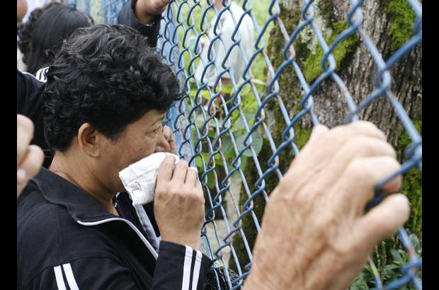 Esteban Vanegas - Escenas de mucho dolor y angustia se vivieron este lunes en el hospital del municipio de San Luis, donde los familiares de las víctimas se acercaron para saber de sus seres queridos.