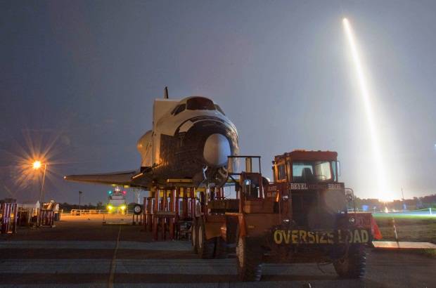 Reuters - La privatizaci&#243;n de la exploraci&#243;n espacial dio un salto crucial con la puesta en &#243;rbita de Dragon, la primera c&#225;psula comercial que llevar&#225; media tonelada de suministros a la Estaci&#243;n Espacial Internacional (EEI).