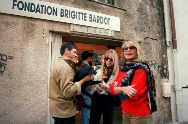 AFP - Foto del 19 de diciembre 1992 en la que aparece Bardot, acompa&#241;ada por su hija adoptiva, Mylene Muygdler, a la entrada de una fundaci&#243;n que lleva su nombre en Saint Tropez, sur de Francia.