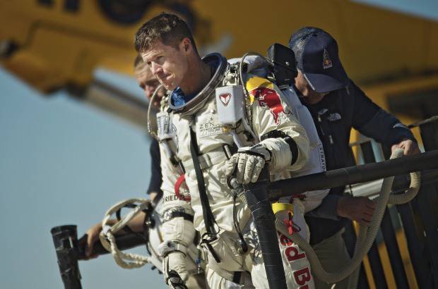 AP - El deportista de alto riesgo austr&#237;aco Felix Baumgartner despeg&#243; hacia la estratosfera en su c&#225;psula para convertirse en el primer humano en romper la barrera del sonido en una ca&#237;da libre desde 36.576 metros.
