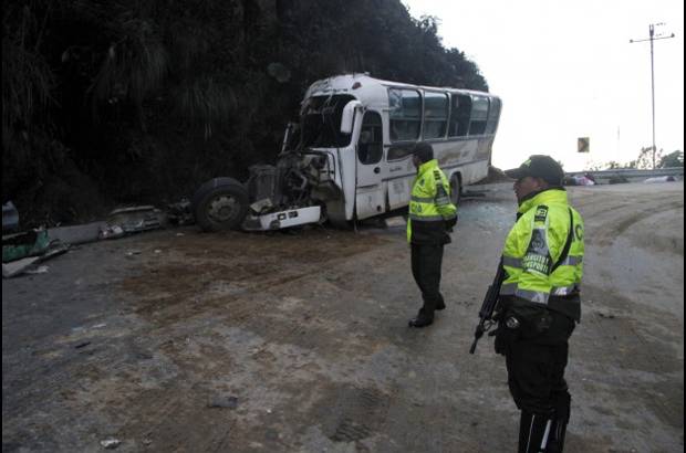Cortes&#237;a La Patria - El oficial asegur&#243; que la tragedia pudo ser peor de no haberse estrellado el veh&#237;culo contra la monta&#241;a.