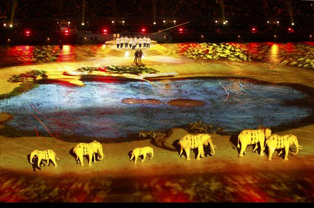 Reuters - Con elefantes simb&#243;licos se record&#243; la inmensidad del territorio africano, su fauna y toda su magia.