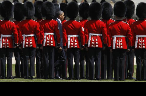 AP - Honores militares al presidente Obama.
