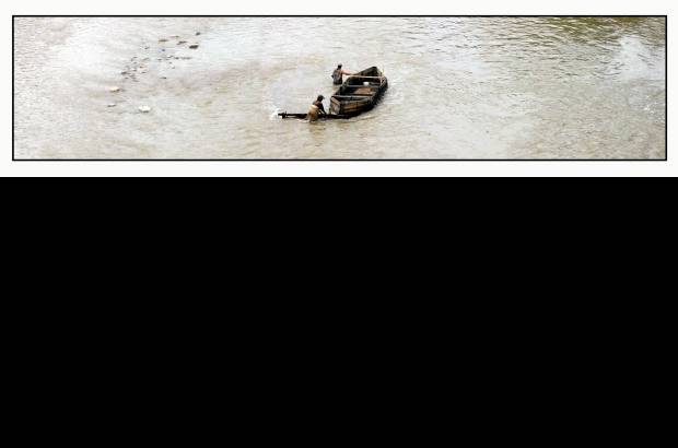 Henry Agudelo - Aspecto del río Medellín y los trabajadores que extraen arena.